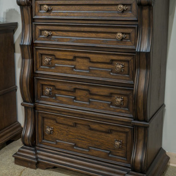 B947-46 Maylee Chest of Drawers