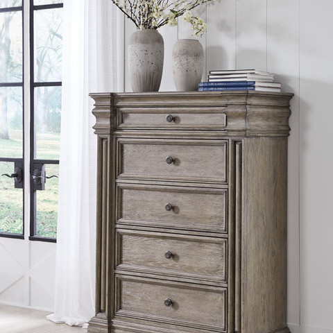 B916-46 Blairhurst Chest of Drawers