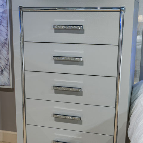 B2114-46 Zyniden Chest of Drawers