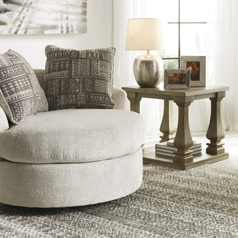 95104 Soletren Swivel Accent Chair